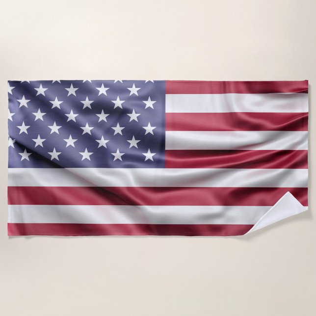 Toalha De Praia Bandeira Americana (A vibrant American flag drapes elegantly against a soft, neutral background.  )