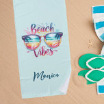 Toalha De Praia Beach vibes cita o nome da diversão<br><div class="desc">Citação: vibes de praia. Óculos de sol coloridos refletindo uma praia tropical. Fundo colorido de turquesa claro. Personalize e adicione seu nome.</div>