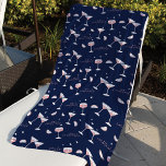 Toalha De Praia Bebidas coquetéis, Óculos e Marinho de fatias de l<br><div class="desc">Toalha de praia em na moda para amantes de coquetéis. Design apresenta coquetéis cor-de-rosa fofinhos,  margaritas e fatias de limão. A palavra "Cocktails" é adicionada ao padrão dos amantes do cocktail. Todas as ilustrações são obras de arte originais desenhadas à mão pela Moodthology.</div>