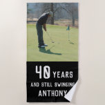 Toalha De Praia Birthday Golfer Funny 40th feliz Foto de Par<br><div class="desc">40 anos e ainda balançando,  foto,  aniversário de 40 anos canta toalha de praia. Perfeito para ele. Ideia de presente de golfe. Você pode personalizar o ano e o nome,  e carregar sua própria foto.</div>