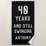 Toalha De Praia Birthday Golfer Funny 40th feliz Pai Par<br><div class="desc">40 anos e ainda balançando,  aniversário de 40 anos canta toalha de golfe. Perfeito para ele. Ideia de presente de golfe. Você pode personalizar o ano e o nome.</div>