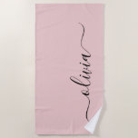 Toalha De Praia Blush Dusty Pink Modern Script Girly Monograma Nom<br><div class="desc">Blush Dusty Pink Monograma Name Beach Towel. Isto faz o doce e perfeito aniversário de 16 anos,  casamento,  chá de panela,  aniversário,  chá de fraldas ou festa de solteira presente para alguém que ama luxo de luxo e estilos quíticos.</div>