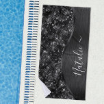 Toalha De Praia Brilho Preto Metálico Personalizado<br><div class="desc">Personalize facilmente este metal escovado preto e uma toalha de praia com padrão brilhante e glamourosa com o seu próprio nome personalizado.</div>