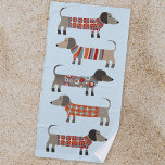 Toalha De Praia Cão de Enchimento<br><div class="desc">Enchidos bonitos de Dachshund ou cachorros-salsicha em tricô-branco sobre fundo azul-claro. Perfeito para amantes de cachorros e ambulantes de cães. Arte original de Nic Squirrell.</div>