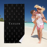 Toalha De Praia Caras de monograma do mar de âncora preta<br><div class="desc">Um fundo preto clássico,  elegante,  decorado com um padrão falso de âncora prateada. Personalize e adicione um nome,  letras brancas.</div>