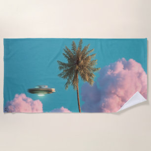 Toalha De Praia Cena de montanha surrealista com OVNI e palmeira