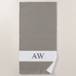 Toalha De Praia Cinza Chic Monograma Branco<br><div class="desc">Cinzas quentes e toalha de praia monogramada branca. A cor cortada pela cinza de lã é usada para esta elegante toalha de praia que você pode personalizar com seu nome de monograma inicial. presente de na moda ou ideia de presente de aniversário para homens, mulheres e crianças. Crie toalhas personalizadas...</div>