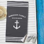Toalha De Praia Cinza Clássica da Família de Ancoragem Náutica da<br><div class="desc">Âncora Náutica Clássica com seu nome de família personalizada Beach House Toel. Esta toalha personalizada não só o manterá seco,  como também é uma peça divertida de conversa. Faz um presente de excelente para qualquer ocasião.</div>