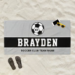 Toalha De Praia Cinza Personalizada e Nome do Jogador de Futebol N<br><div class="desc">Design de toalha de praia personalizada para crianças e adolescentes apresenta uma bola de futebol personalizada com o número uniforme do jogador, texto personalizado para o primeiro ou sobrenome do jogador e texto moderno para o nome do time do futebol. Faz um presente de favor único para torneios e festas...</div>