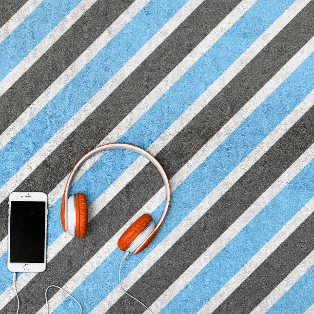 Toalha De Praia Cinzas Azuis do Céu Moderno com faixas Diagonais (Criador carregado)