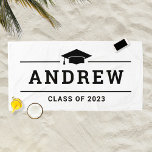 Toalha De Praia Classe de Nome do Formando Personalizado Branco 20<br><div class="desc">A toalha de praia de graduação personalizada, simplesmente na moda, apresenta um design de tipografia minimalista com boné de formando e sotaques. Personalize o texto ousado do nome negro e moderno para o seu formando e inclua o ano de aula. A cor branca do fundo pode ser alterada para corresponder...</div>