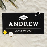 Toalha De Praia Classe de nome do Formando Personalizado Preto 202<br><div class="desc">A toalha de praia de graduação personalizada, simplesmente na moda, apresenta um design de tipografia minimalista com boné de formando e sotaques. Personalize o texto ousado do nome branco moderno para o seu formando e inclua o ano de aula. A cor preta de fundo pode ser alterada para corresponder às...</div>