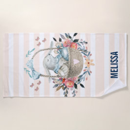 Toalha De Praia Coelhinho bonito em uma cesta com ovos e flores Bo