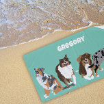 Toalha De Praia Colagem de Pastores Australianos Aussie Dogs<br><div class="desc">Apresenta ilustrações realistas do estilo de quatro Pastores australianos ou Aussies definidas contra um fundo verde da casa da moeda com um ponto para adicionar um nome em letras brancas em negrito.</div>
