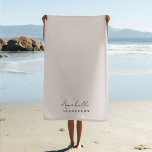 Toalha De Praia Cor-de-rosa-branco monograma | Feminina Minimalist<br><div class="desc">Um simples design de monograma personalizado na moda com uma tipografia moderna e minimalista de escrita manuscrita, emparelhada com uma tipografia de blocos a preto sobre um fundo rosa-claro e elegante. O nome do monograma pode ser facilmente personalizado para fazer um design tão único quanto você! O presente ou acessório...</div>