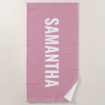 Toalha De Praia Cor-de-rosa e branco moderno<br><div class="desc">Um design branco e cor-de-rosa com tipografia moderna. Um presente feminino ideal para quem adora rosa. Presente perfeito para crianças e adultos. Decoração ideal do chá de fraldas,  presente para um aniversário,  Natal,  de volta à escola ou qualquer outra ocasião especial.</div>