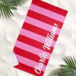 Toalha De Praia Cor-de-rosa vermelho negrito faixas horizontais no<br><div class="desc">Toalha de praia com seu nome em uma fonte branca e retrorativa sobre riscas horizontais em negrito,  vermelho e rosa. Todas as cores são personalizáveis.</div>