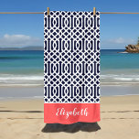 Toalha De Praia Coral e Marinho Trellis Monograma<br><div class="desc">Esta toalha de praia feita sob encomenda tem um padrão de pré-disquete em azul marinho, coral e branco. Personalize-o com seu nome monograma ou outro texto personalizado em uma fonte moderna de script. Use as ferramentas de design para escolher qualquer cor de fundo, editar as fontes de texto e as...</div>