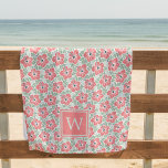 Toalha De Praia Coral Hibiscus Monograma<br><div class="desc">A toalha de praia com monogramas tropicais apresenta um padrão alado de flores de hibisco de corais e folhas verdes tropicais,  com seu monograma inicial de solteiro centrado no fundo.</div>