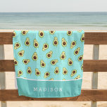 Toalha De Praia Cute Kawaii Sorrindo o padrão Avocado personalizad<br><div class="desc">Uma toalha de praia com padrão de abacate adorável apresenta um padrão alover de abacates kawaii sorrindo e piscando em estilo cartoon, em um fundo brilhante de turquesa de verão. Um design bonito e moderno que é perfeito para amantes de abacate ou fãs de kawaii, você pode personalizar esta toalha...</div>