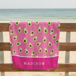Toalha De Praia Cute Kawaii Sorrindo o padrão Avocado personalizad<br><div class="desc">Uma toalha de praia com padrão de abacate adorável apresenta um padrão alover de abacates kawaii sorrindo e piscando em estilo cartoon, em um fundo rosa brilhante no verão. Um design bonito e moderno que é perfeito para amantes de abacate ou fãs de kawaii, você pode personalizar esta toalha esquisita...</div>