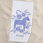 Toalha De Praia Dala Horse Blue Custom Name<br><div class="desc">Um tradicional design de Dala Horse sueco em azul-e-branco-rosado. Altere ou remova o nome a ser personalizado.</div>