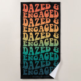 Toalha De Praia Dazed Engaged Texto Retro Gradiente Personalizado