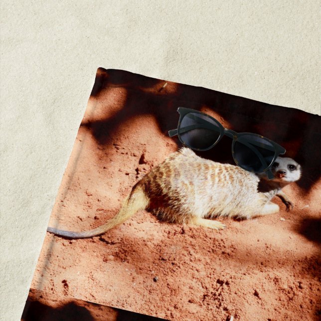 Toalha De Praia Descobertas empoeiradas: Meerkat com saia no seu n (In Situ)