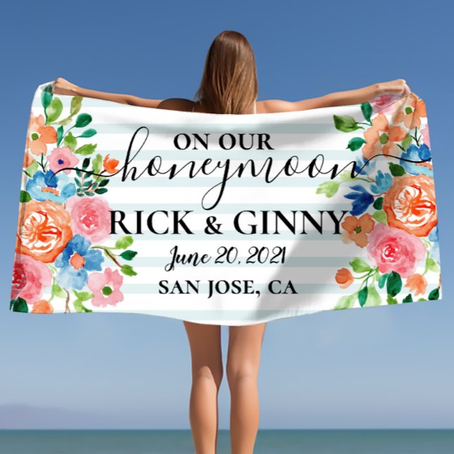 Toalha De Praia Em Nossa Lua de Mel - Lua de Mel Floral Personaliz (On Our Honeymoon - Personalized Floral Honeymoon Beach Towel)