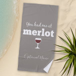 Toalha De Praia Engraçado citação de vinho - Você me fez em Merlot<br><div class="desc">Um pouco de humor bebendo que você pode transmitir aos seus namoradas amantes do vinho. Faça-os rir com este presente humorístico ou elefante branco. Eu tentei correr,  mas continuei derramando meu vinho.</div>