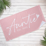 Toalha De Praia Escrito da tia no ano passado com rosa claro cardí<br><div class="desc">Toalha com o texto "Tia" em branco,  com uma letra de script de estilo manuscrito,  com um pouco de coração no final e no ano abaixo. Rosa claro ou fundo de cor personalizado.</div>