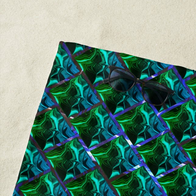 Toalha De Praia Esmeraldas verdes e curvas sob a grelha de níquel (In Situ)