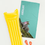 Toalha De Praia Esquilo soprando uma bolha de Bublegum<br><div class="desc">Você vai ser o alvo da festa de piscina com esta toalha de praia divertida. Ele está pronto para ser personalizado com um nome e mostra uma foto de um esquilo de cinza soprando uma bolha com uma borbulheira rosa.</div>