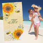 Toalha De Praia Feliz monograma de casal de girassol amarelo<br><div class="desc">Fundo amarelo,  branco com um padrão de mel. Decorados com girassóis amarelos rústicos e laranja de cor aquática e abelhas-desmancha felizes. Adicione suas iniciais de monograma como um casal casado. Seu nome familiar é inicial no meio com letra maiúscula.</div>