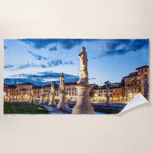 Toalha De Praia Fila de estátuas iluminadas em Padova