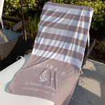 Toalha De Praia Fim de Semana Personalizado de Bachelorette de Tau<br><div class="desc">Celebre seu fim de semana de solteira,  saia ou festejo com essas toalhas de praia personalizadas únicas. Design personalizado apresenta listras brancas e esticadas cor-de-rosa neutras com o nome,  o tipo de evento,  o ano e o destino da noiva,  refletindo uma corda branca e a ilustração da âncora.</div>