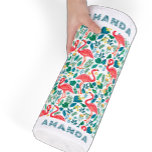 Toalha De Praia Flamingo rosa tropical e padrão das folhas tropica<br><div class="desc">Flores tropicais coloridas,  folhas verdes e flamingo rosa tropical em um padrão sem costura. Fundo branco alterável. Monograma personalizado</div>