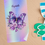Toalha De Praia Flores roxas cor-de-rosa borboleta holográfico<br><div class="desc">Um fundo holográfico,  cor-de-rosa,  roxo e verde-menta. Decorado com uma borboleta roxa,  flores rosa e roxa. Personalize e adicione seu nome.</div>