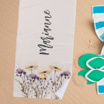 Toalha De Praia Flores silvestres beige amarelo nome personalizado<br><div class="desc">Um fundo cor bege. Decorado com flores silvestres amarelas e roxas. Personalize e adicione seu nome. Script de estilo manuscrito de cinza.</div>