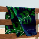 Toalha De Praia Folhas legal de Monstera Personalizadas<br><div class="desc">Monstera com monogramas divertidos deixa o padrão design.</div>