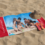 Toalha De Praia Foto da família na moda, Vermelho marinho náutico<br><div class="desc">Faça um salto com esta toalha de praia de fotos personalizada. Por favor, personalize com sua própria foto de família e cidade de praia. A cor de fundo pode ser alterada em "personalizar mais". Isso faz um presente excelente e manutenção familiar, além de uma adição fantástica à sua lembrança de...</div>