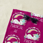 Toalha De Praia Funny Unicorn dizendo magia AF<br><div class="desc">Uma toalha de praia com um design humorístico. Uma pipoca dormindo com rico e rabo. Deocrata com um trio de estrelas. Um arco-íris arcado por cima. Uma coroa circular composta por nuvens, corações e flores para um talho feminino adicional. A tipografia diz Magical AF. Humor e fofo. O fundo é...</div>