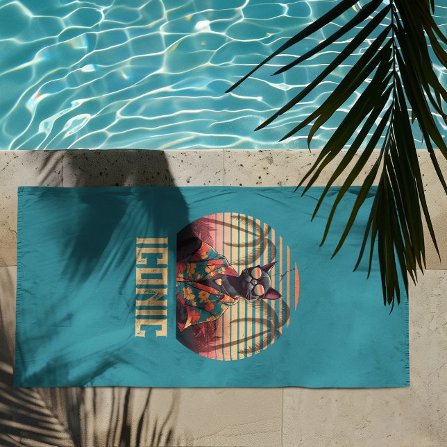 Toalha De Praia Gato tropical do eterno (A Timeless Tropical Cat beach towel is placed by the pool.)