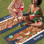 Toalha De Praia Gingerpão RV Classe C Campanha<br><div class="desc">Esta toalha de praia personalizada faz um presente de Natal perfeito para os donos de veículos. Ele apresenta uma ilustração de um RV de pão de gengibre. Esta camisa festiva de biscoito é decorada com gelo branco e doce vermelho e verde e colocada sobre um fundo azul marinho. A toalha...</div>