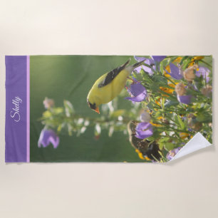 Toalha De Praia Goldfinch em uma Flor Harebell