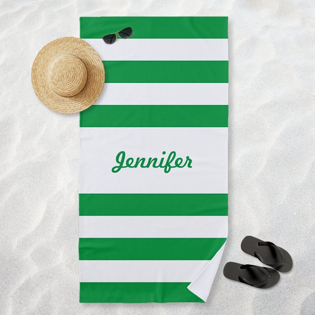 Toalha De Praia Grelhas brancas e verdes em chic personalizadas (Chic Green and White Stripes Personalized Beach Towel)