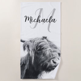 Toalha De Praia Highland cow portrait initial monogram black white