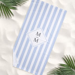 Toalha De Praia Iniciais monográficas listras brancas, azuis-clara<br><div class="desc">Toalha de praia com um padrão listrado,  azul claro e branco,  com suas iniciais em monograma,  em cinzas escuras,  em forma de diamante branco. Todas as cores são personalizáveis.</div>