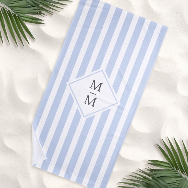 Toalha De Praia Iniciais monográficas listras brancas, azuis-clara (Monogram initials dusty light blue white stripes beach towel)