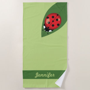 Toalha De Praia Ladybug De Cartoon Bonito Em Uma Folha E Nome Pers